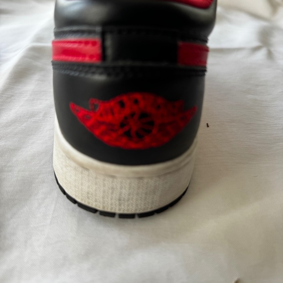 Nike Air Jordon 1 Low 4.5 Youth Black/White/Fire Red - Picture 10 of 14